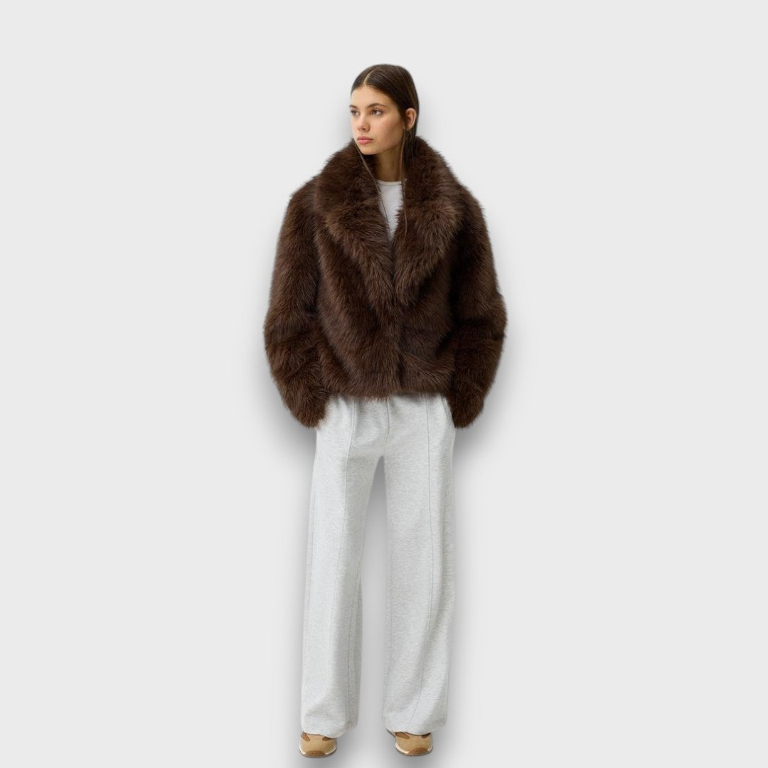 Illia – Short synthetic fur coat with oversized collar