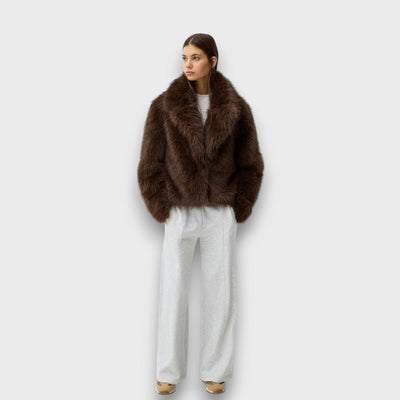 Illia – Short synthetic fur coat with oversized collar