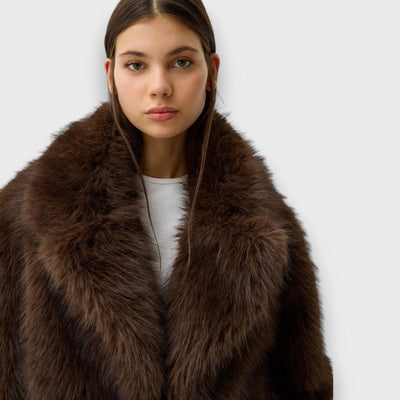 Illia – Short synthetic fur coat with oversized collar