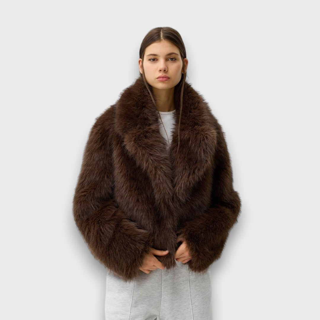 Illia – Short synthetic fur coat with oversized collar
