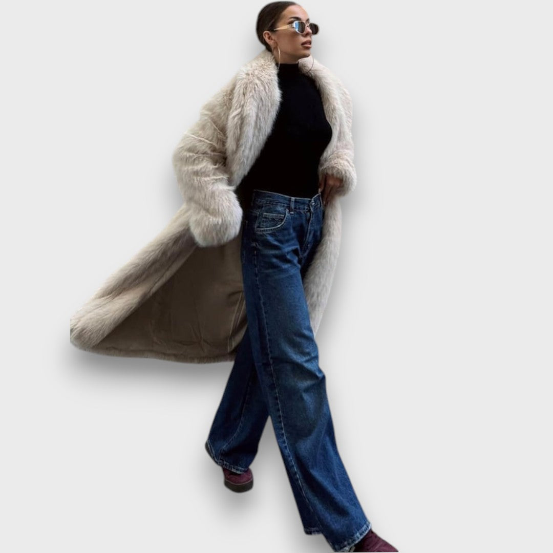 Liviane – Maxi coat in synthetic fur with couture flair