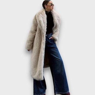 Liviane – Maxi coat in synthetic fur with couture flair